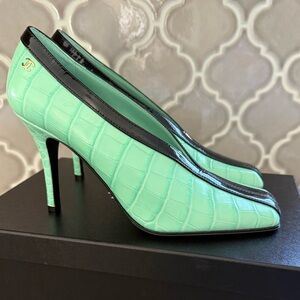 BNWT Chanel 26S Crocodile Embossed Patent Green & Black Leather Pumps, Size 39.5